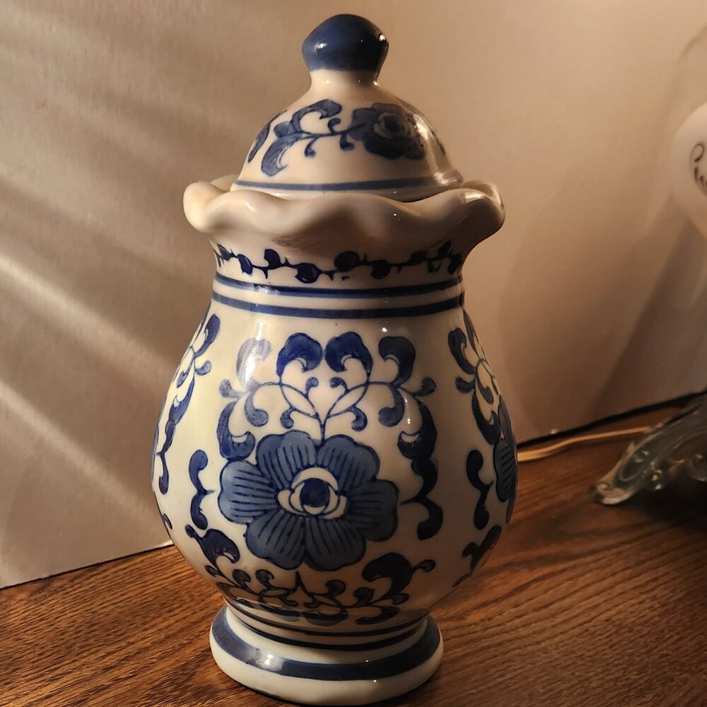 Vintage  Chinese Chinoiseries Ginger Jar